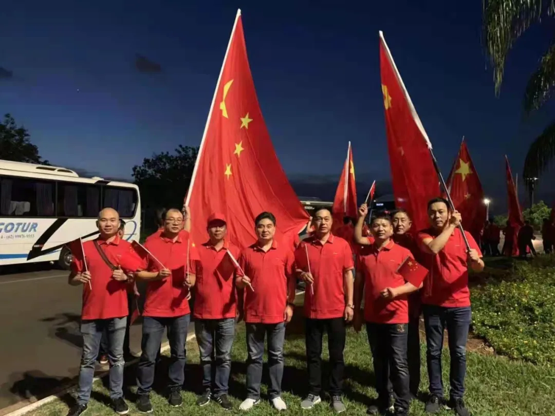 2019年11月，习近平总书记访问巴西，綦湘柏组织当地华人华侨迎接